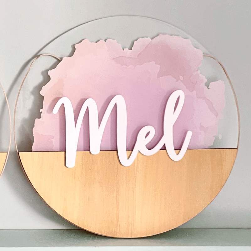 Porta Maternidade de Acrílico com Madeira Rosa Mescla