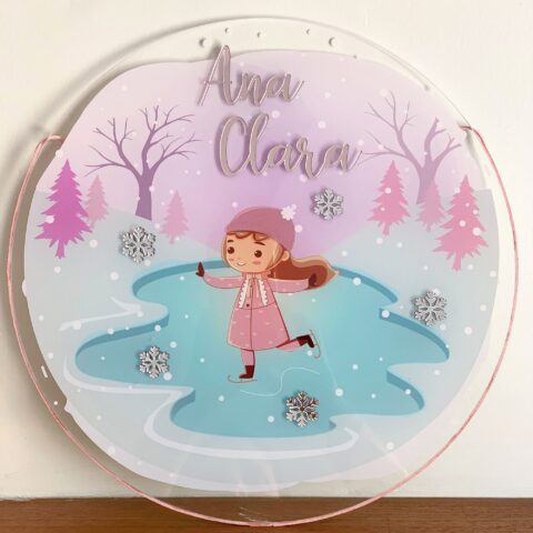 Porta Maternidade de Acrílico Aquarela Menina na Neve