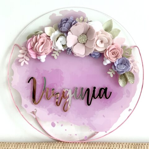 Porta Maternidade de Acrílico Flores e Fundo Lilás