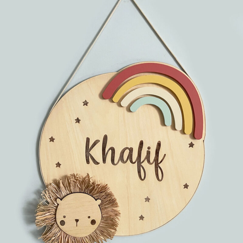 Porta Maternidade de Palha com Madeira Leão Arco Iris