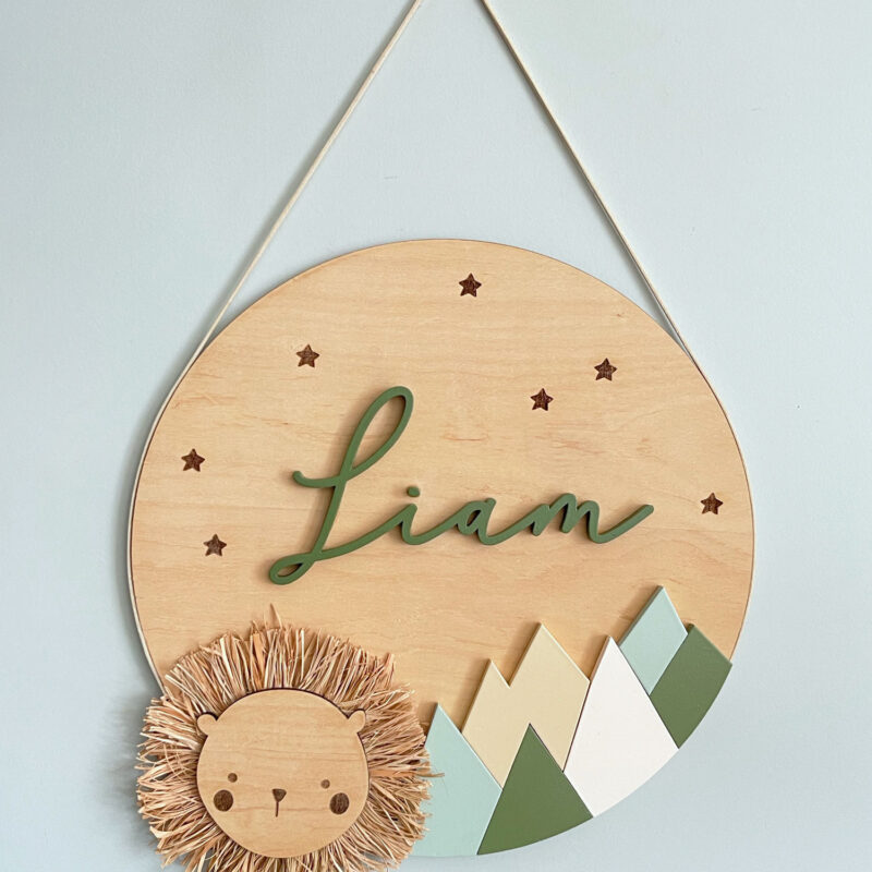 Porta Maternidade de Palha com Madeira Leão Montanhas