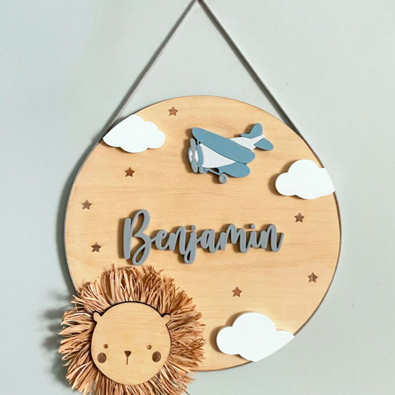 Porta Maternidade de Palha com Madeira Leão Avião