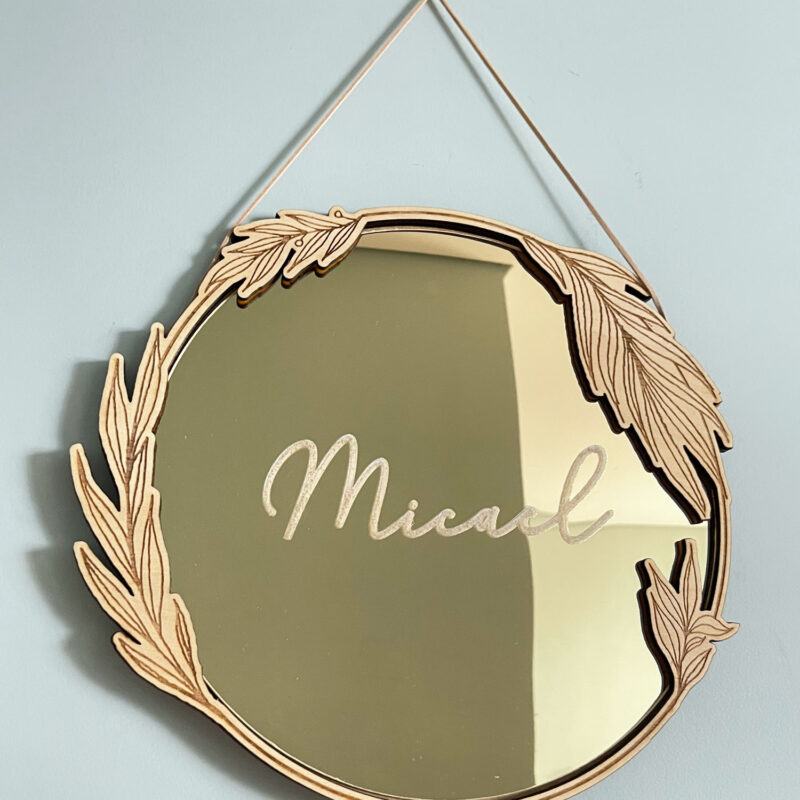 Porta Maternidade de Acrílico Espelhado Dourado