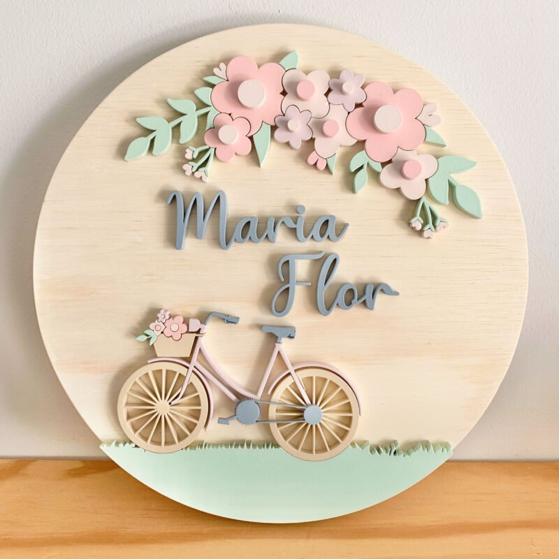 Porta Maternidade de Madeira 3D Bicicleta Menina