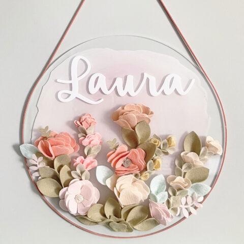 Porta Maternidade de Acrílico Flores Branco Rosado Arranjo