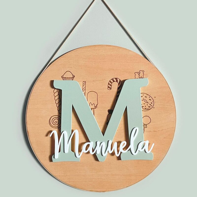 Porta Maternidade Madeira Gravada Inicial 3D