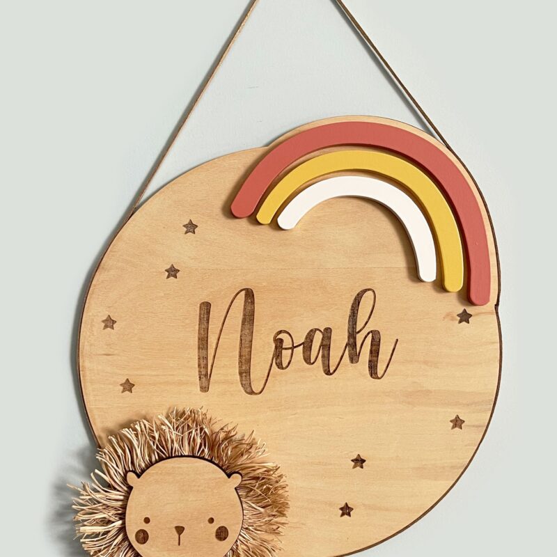 Porta Maternidade de Palha com Madeira Leão