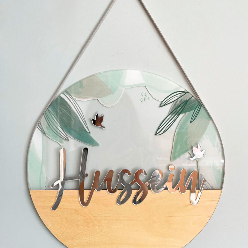 Porta Maternidade de Acrílico com Madeira Tropical Passaros