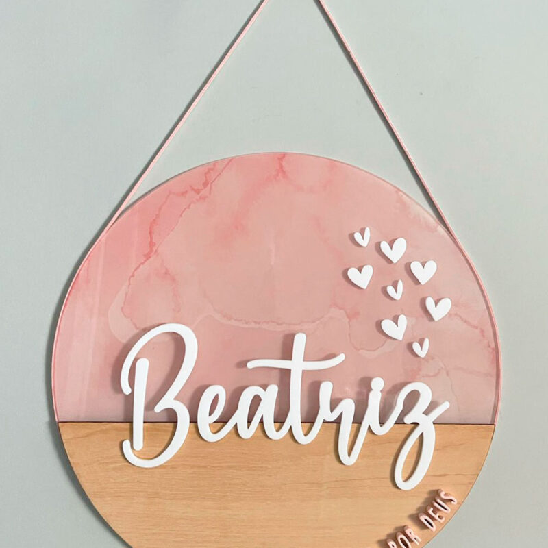 Porta Maternidade de Acrílico com Madeira Rose e Branco