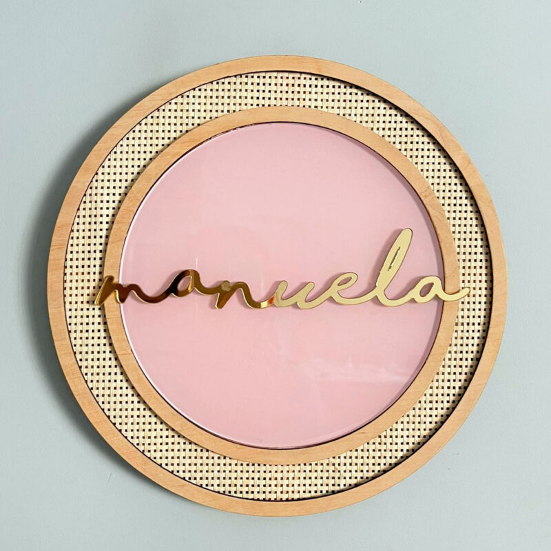 Porta Maternidade de Palha com Acrilico e Madeira Redonda