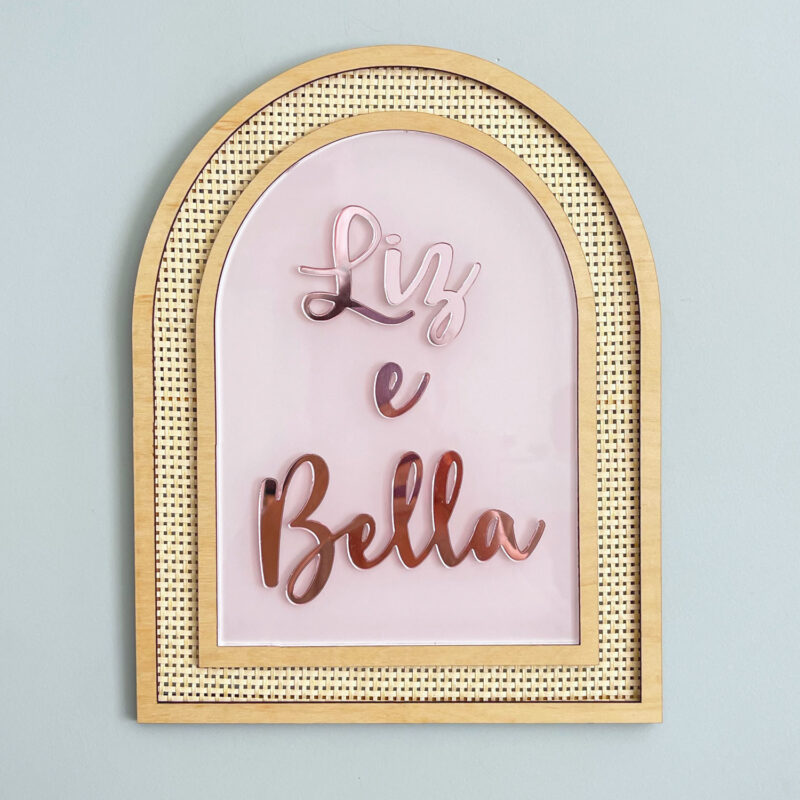 Porta Maternidade de Palha com Acrilico e Madeira Rosa Nude