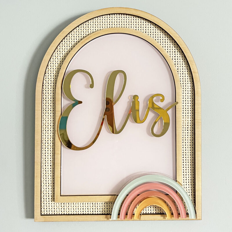 Porta Maternidade de Palha com Acrilico e Madeira Arco Iris