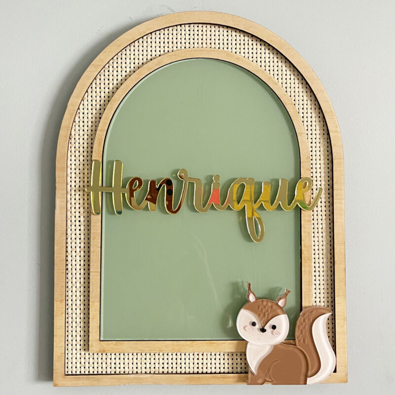 Porta Maternidade de Palha com Acrilico e Madeira Bosque Esquilo