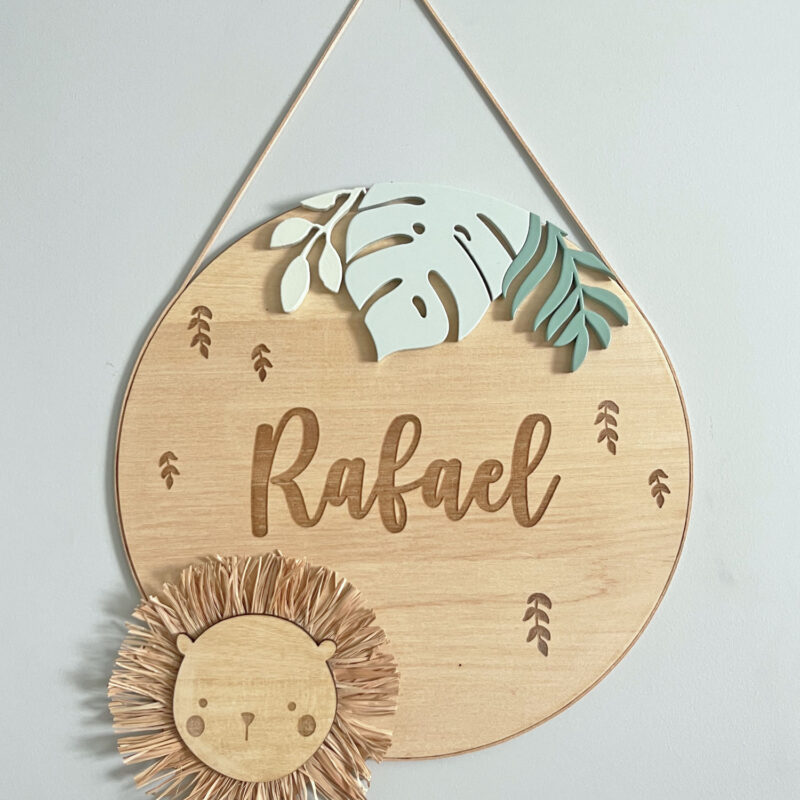 Porta Maternidade de Palha com Madeira Leão Folhagens