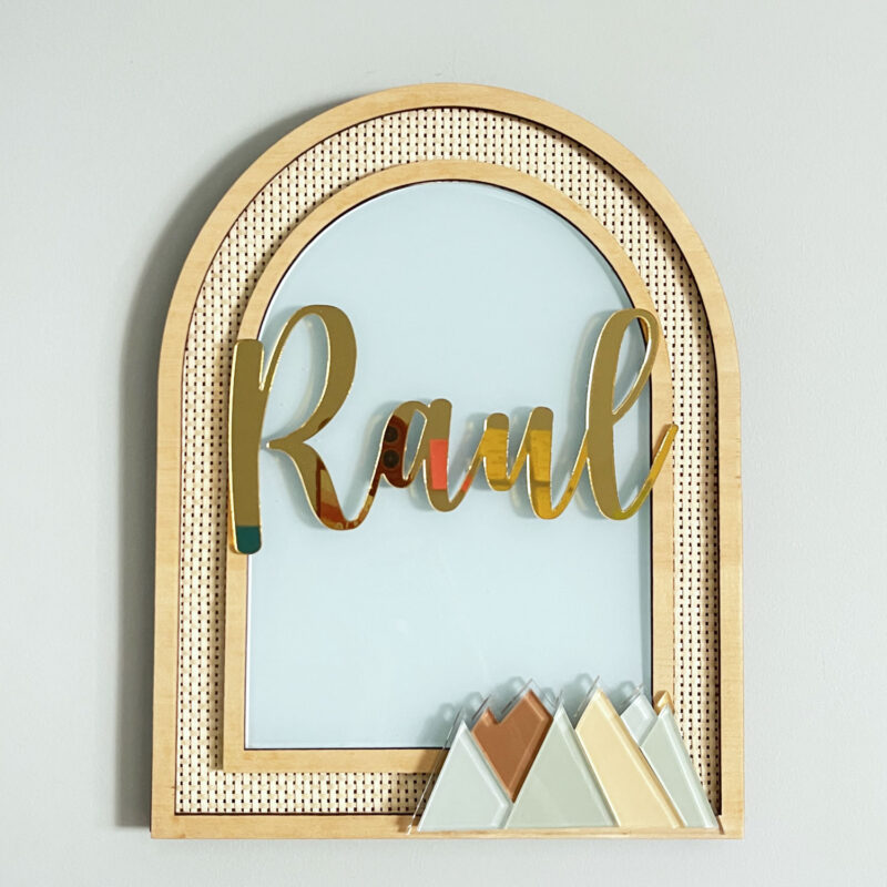 Porta Maternidade de Palha com Acrilico e Madeira Montanhas