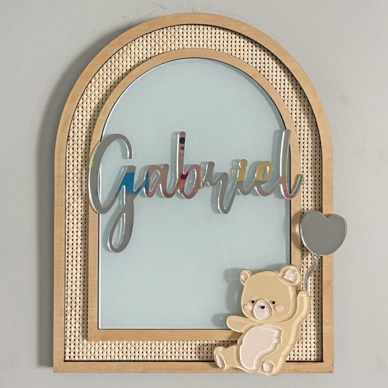 Porta Maternidade de Palha com Acrilico e Madeira Urso Bexiga