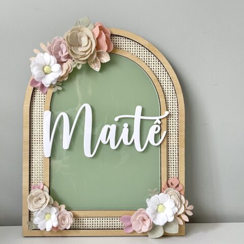Porta Maternidade de Palha com Acrilico e Madeira Floral
