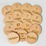 Placa Acompanhamento Mensal Madeira - Kit Mesversário Palavras