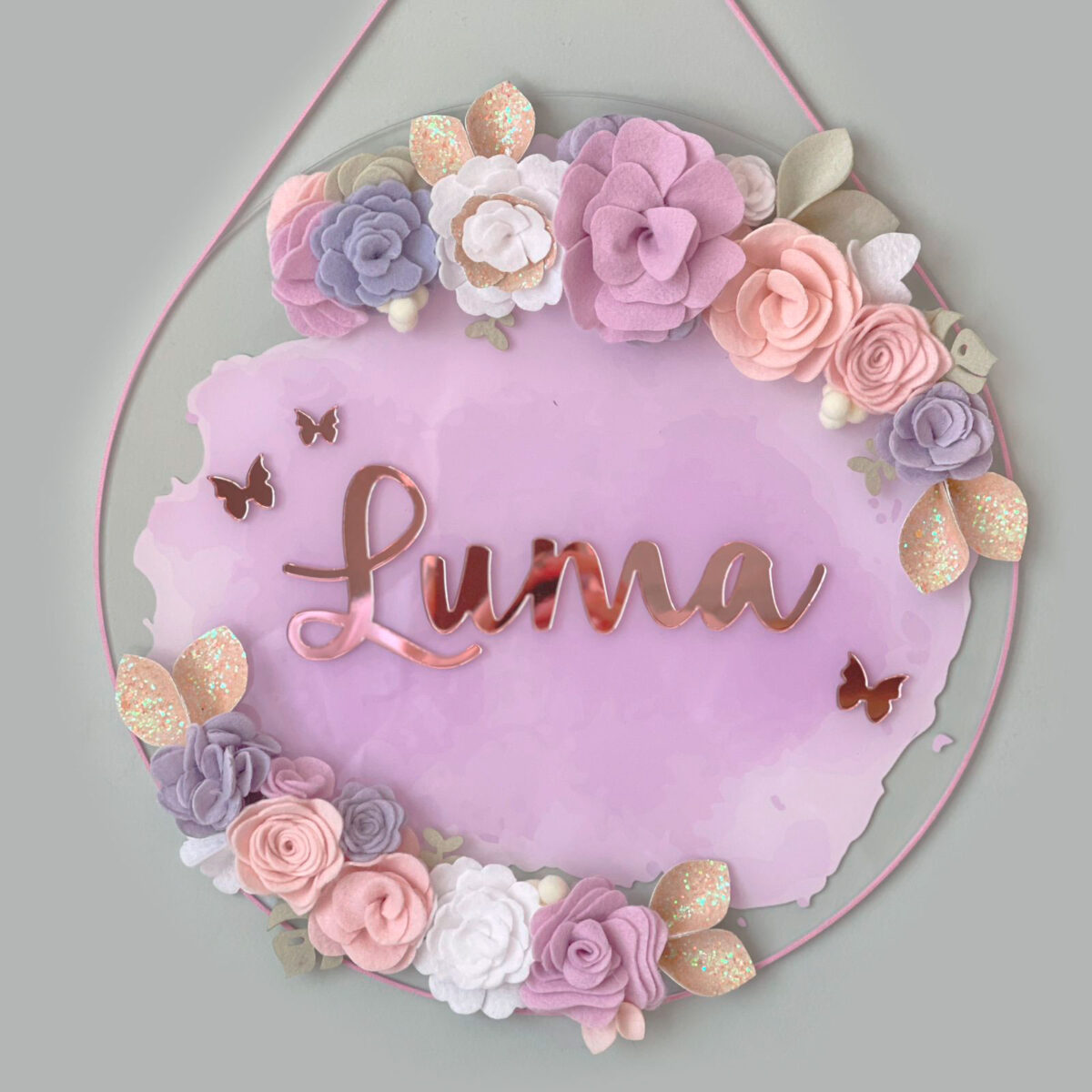 Porta Maternidade de Acrílico Flores Dupla Fundo Lilás