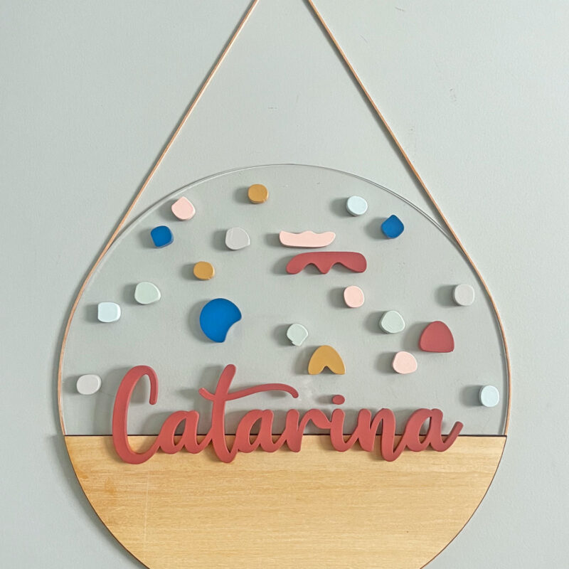 Porta Maternidade de Acrílico com Madeira Abstrato