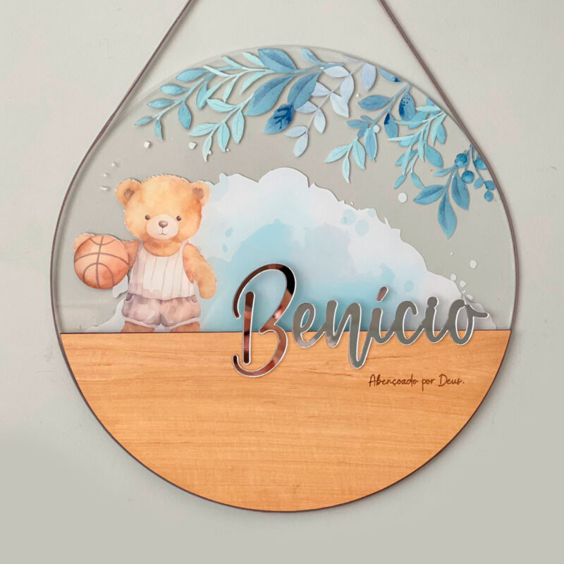 Porta Maternidade de Acrílico com Madeira Urso Basquete