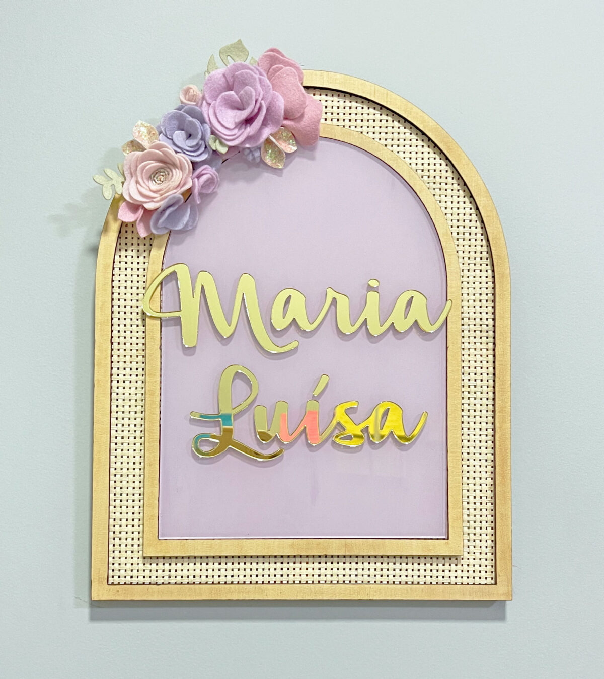 Porta Maternidade de Palha com Acrilico e Madeira Floral Lilás