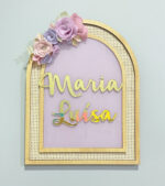 Porta Maternidade de Palha com Acrilico e Madeira Floral Lilás