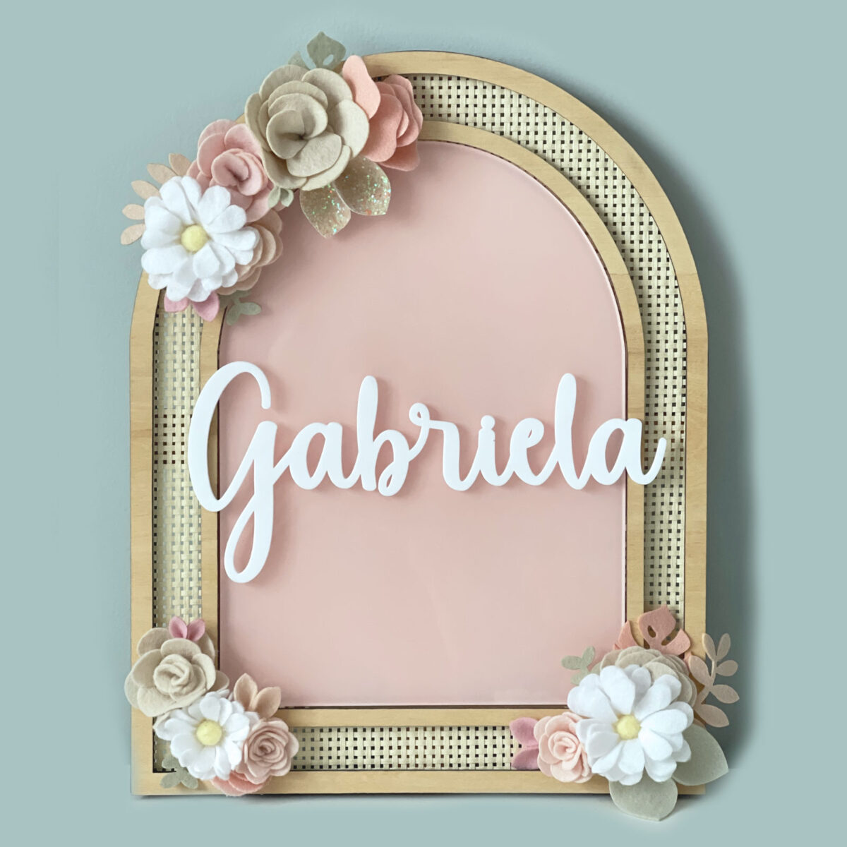 Porta Maternidade de Palha com Acrilico e Madeira Floral Rosa