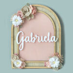 Porta Maternidade de Palha com Acrilico e Madeira Floral Rosa