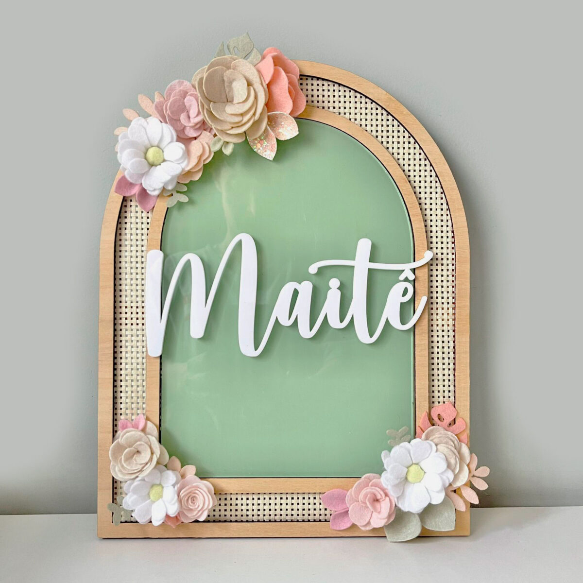Porta Maternidade de Palha com Acrilico e Madeira Floral