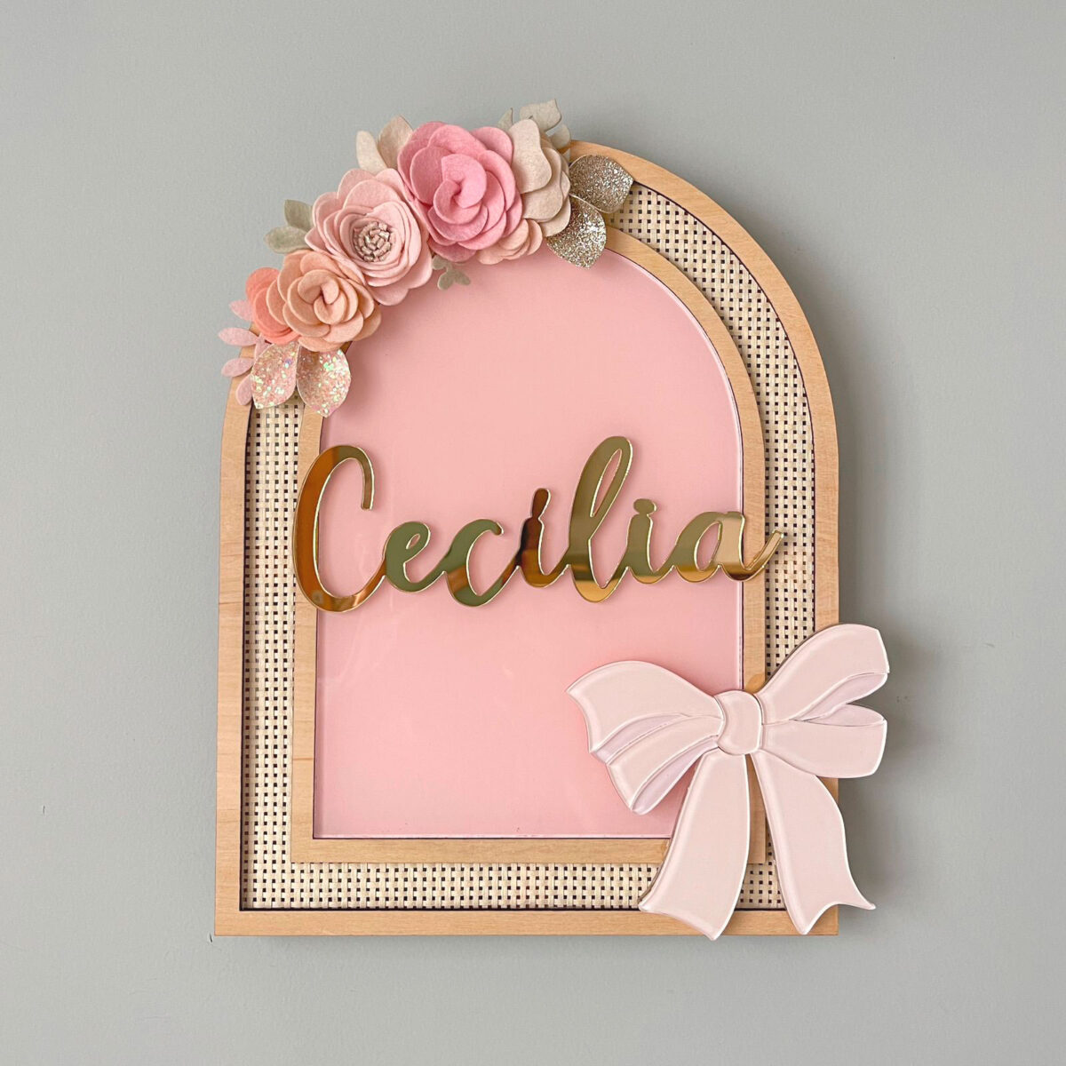 Porta Maternidade de Palha com Acrilico e Madeira Floral Laço