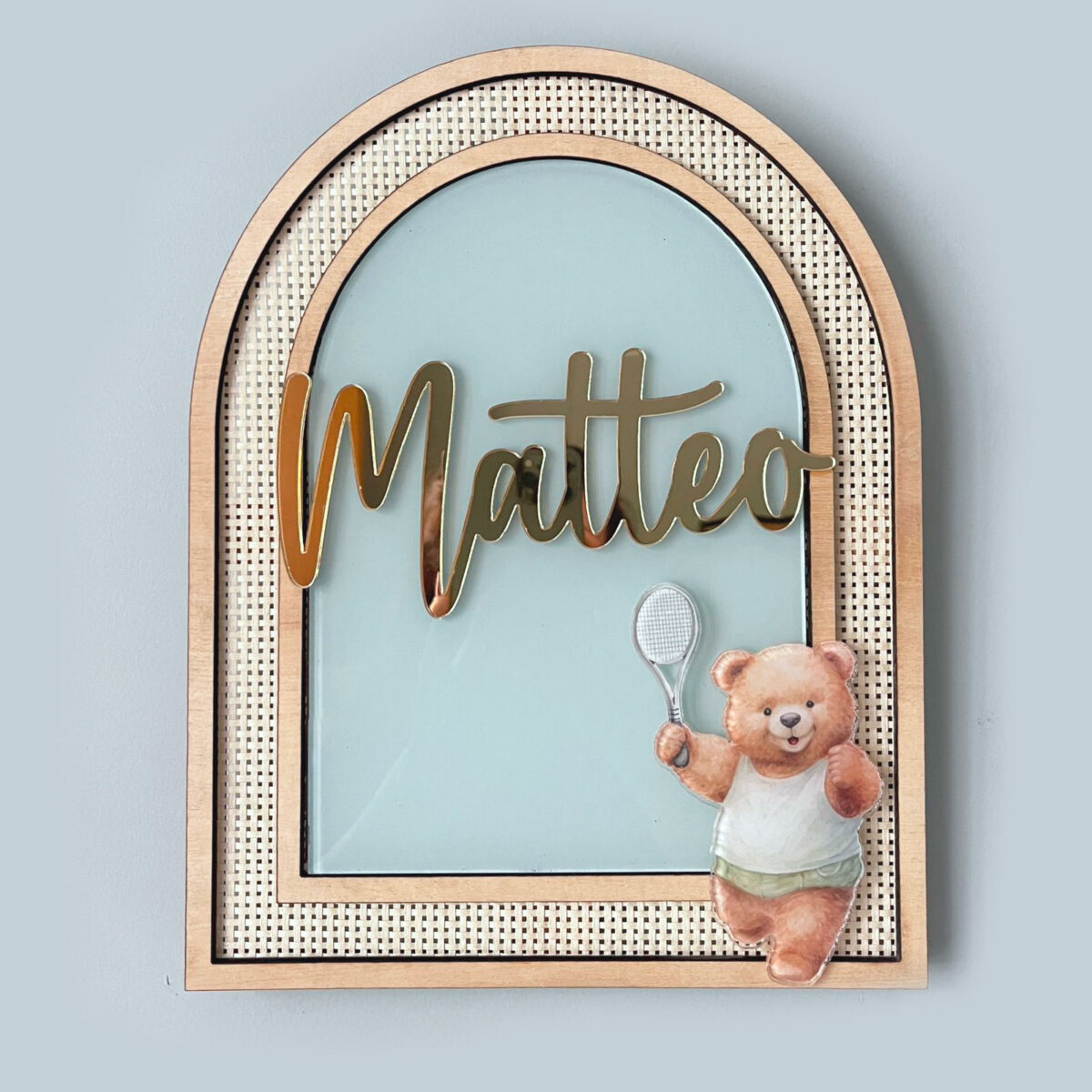 Porta Maternidade de Palha com Acrilico e Madeira Urso Tenista