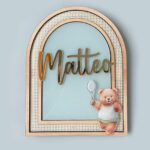 Porta Maternidade de Palha com Acrilico e Madeira Urso Tenista