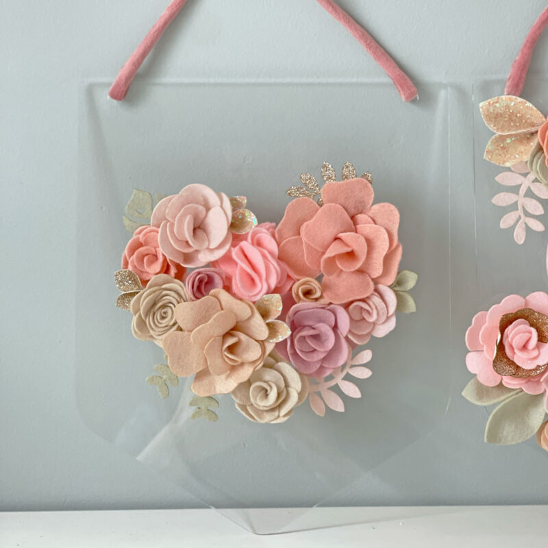 Flâmula Acrílico Coração Floral