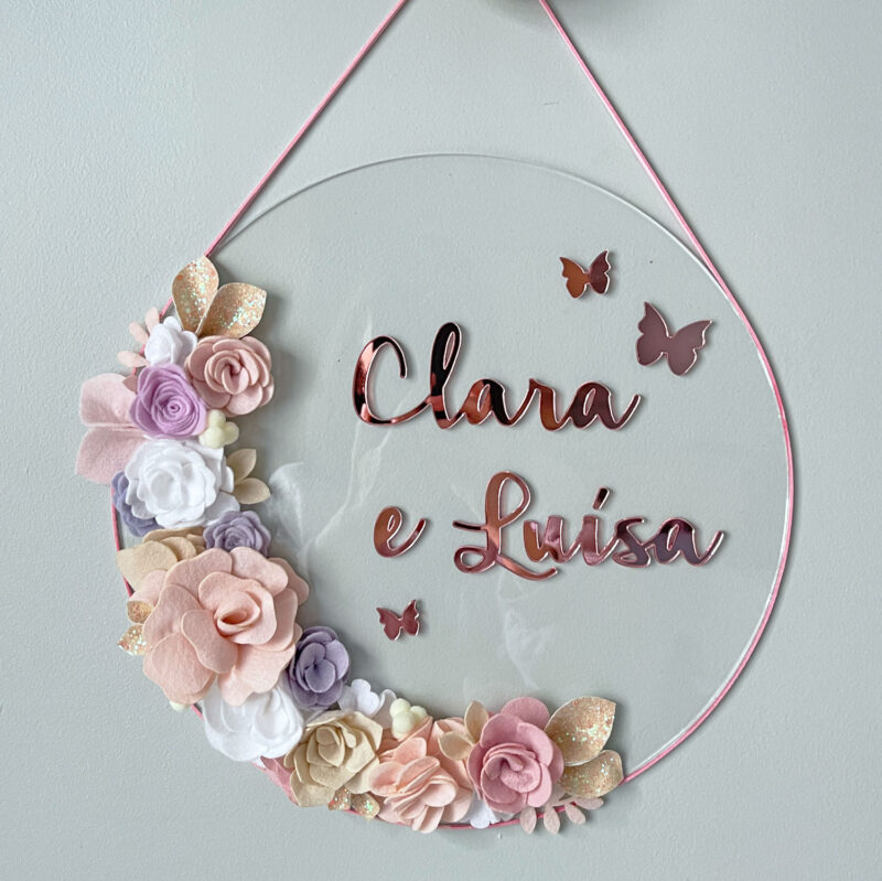 Porta Maternidade de Acrílico Flores Transparente Lilás e Branco