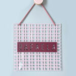 Porta Maternidade de Acrílico Aquarela Quadrada Xadrez Marsala