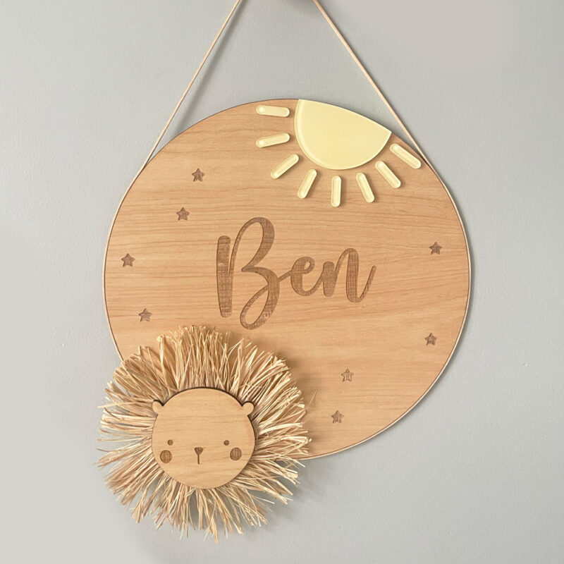 Porta Maternidade de Palha com Madeira Leão Sol