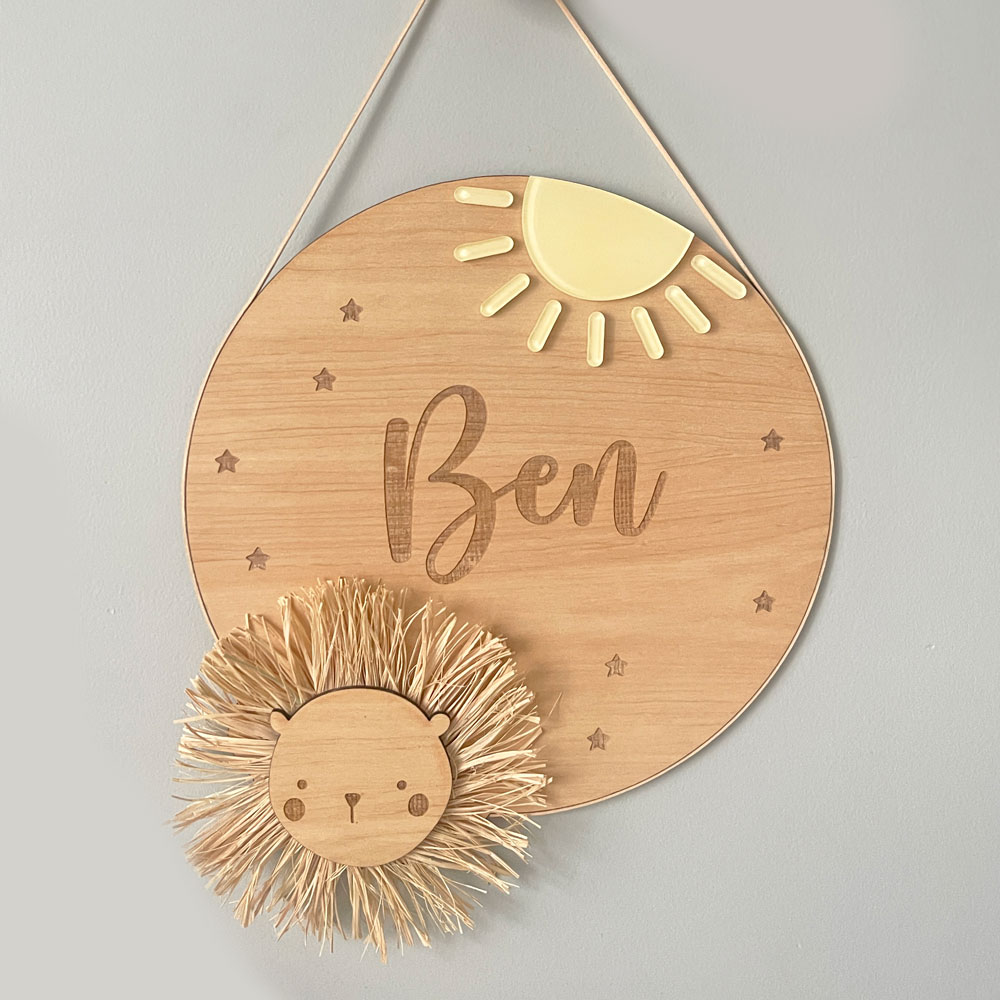 Porta Maternidade de Palha com Madeira Leão Sol