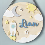 Porta Maternidade de Madeira 3D Foguete Sol