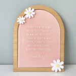 Porta Maternidade de Acrílico Moldura Margarida Gravada