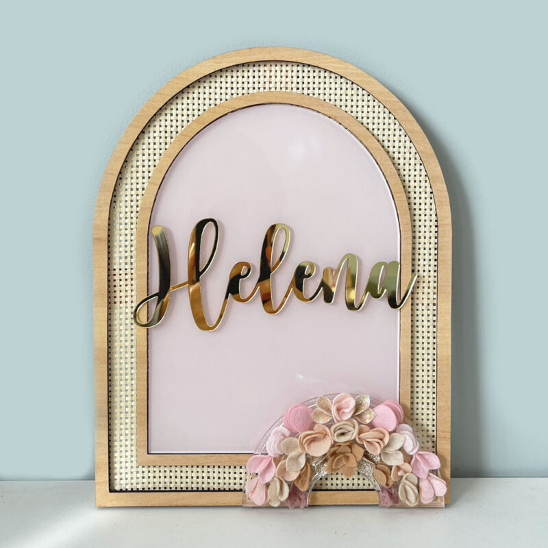 Porta Maternidade de Palha com Acrilico e Madeira Arco Íris Rose