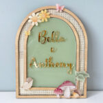 Porta Maternidade de Palha com Acrilico e Madeira Bosque