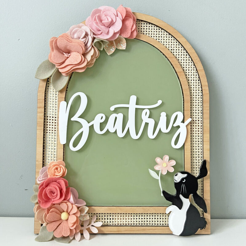 Porta Maternidade de Palha com Acrílico e Madeira Floral Coelho