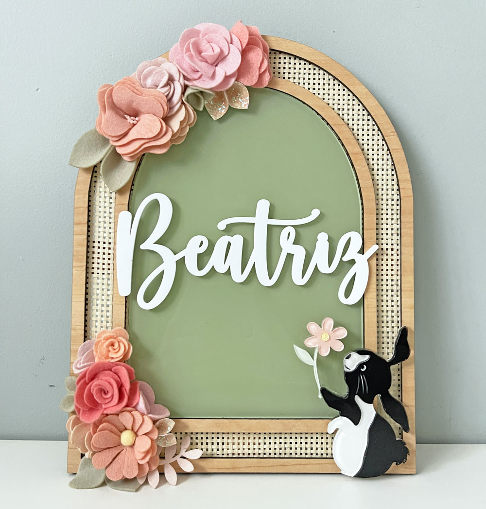 Porta Maternidade de Palha com Acrílico e Madeira Floral Coelho