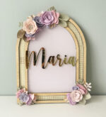 Porta Maternidade de Palha com Acrilico e Madeira Floral Lilás