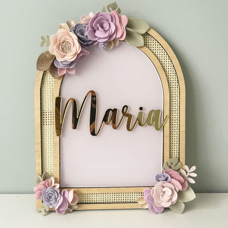 Porta Maternidade de Palha com Acrilico e Madeira Floral Lilás