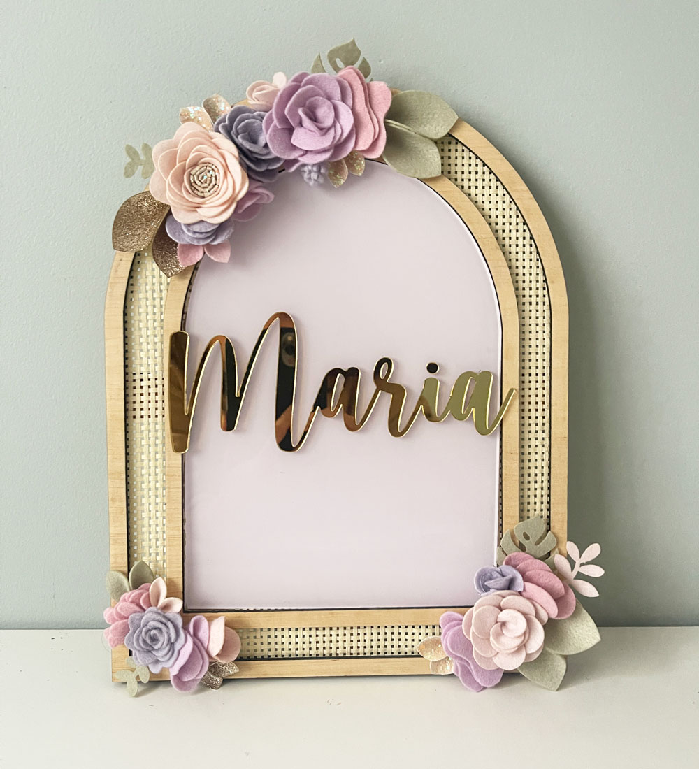 Porta Maternidade de Palha com Acrilico e Madeira Floral Lilás