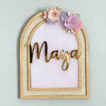 Porta Maternidade de Palha com Acrilico e Madeira Floral Lilás