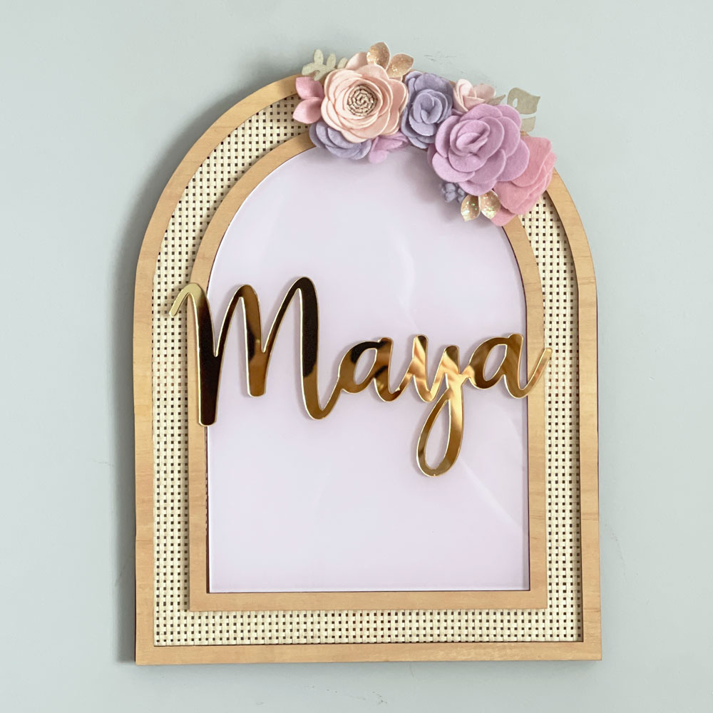 Porta Maternidade de Palha com Acrilico e Madeira Floral Lilás