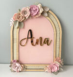 Porta Maternidade de Palha com Acrilico e Madeira Floral Rosa